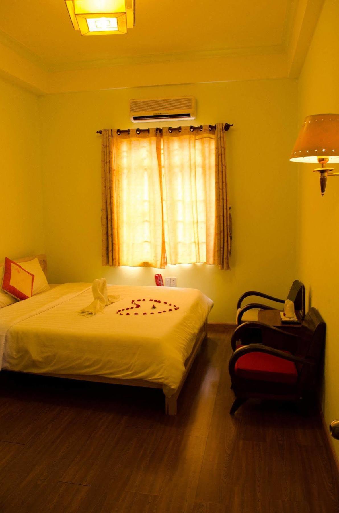 Nhu Phu Hotel Hue Exterior photo